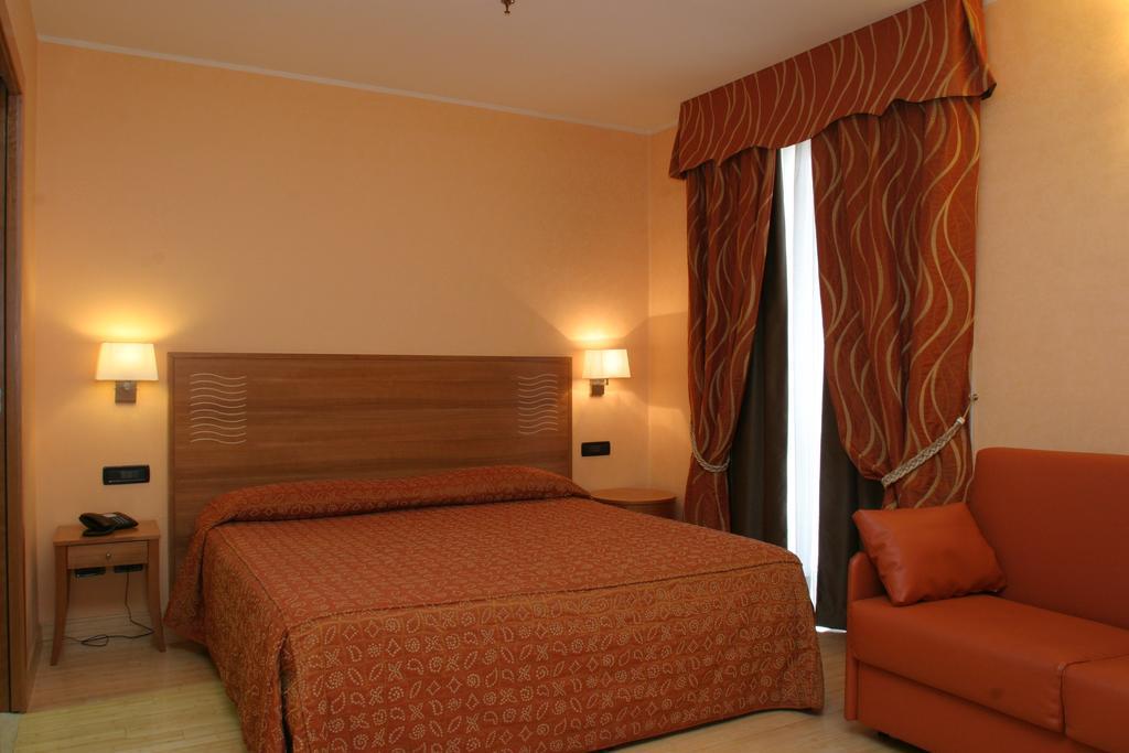 Hotel Continental Turin Room photo